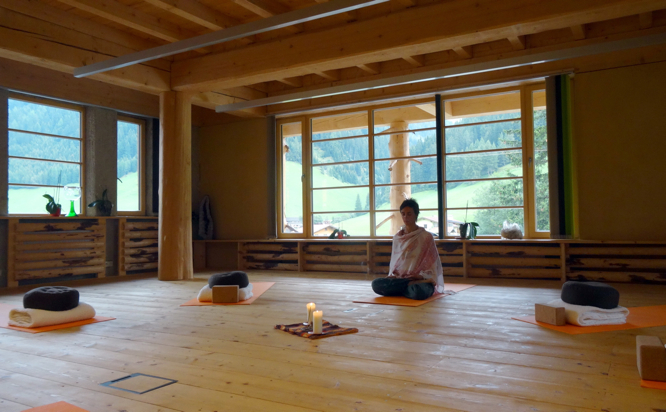 Yogaraum-Baumhaus-Sabine, Almis Berghotel, Yoga Retreat